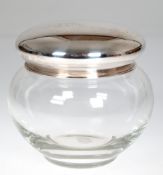 Deckeldose, rund, gebauchter Klarglaskorpus mit versilbertem Deckel, H. 14,5 cm, Dm.  13 cm
