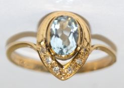 Ring, 585er GG, besetzt mit einem oval facettiertem Aquamarin und 6 Diamanten von zus. 0,03 ct. (pu