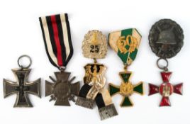 Konvolut von 6 verschiedenen Orden, Anfang 20. Jh., dabei Ehrenkreuz Sachsen, Eisernes Kreuz 1914, 