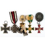Konvolut von 6 verschiedenen Orden, Anfang 20. Jh., dabei Ehrenkreuz Sachsen, Eisernes Kreuz 1914, 