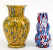 2 Art-Deco-Glasvasen, davon 1x Balusterform, farbloses Glas mit gelben und blauen Einschmelzungen u