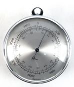 Höhenmesser, mechanisch, rundes, verchromtes Metallgehäuse, Dm. 5,5 cm, im Etui