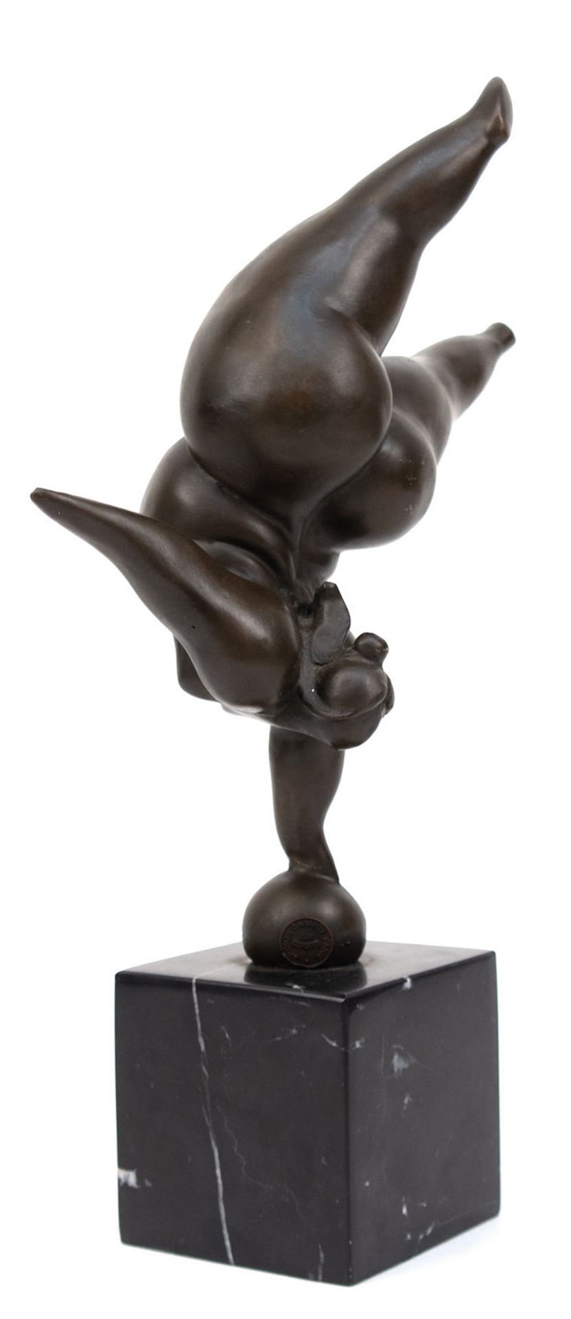 Bronze-Figur "Molliger weiblicher Akt auf einer Kugel balancierend", braun patiniert, bezeichnet "M