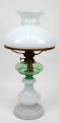 Petroleum-Tischlampe, Milchglasfuß, Petroleumbehälter aus grünem, facettiertem Glas, weißer Glassch