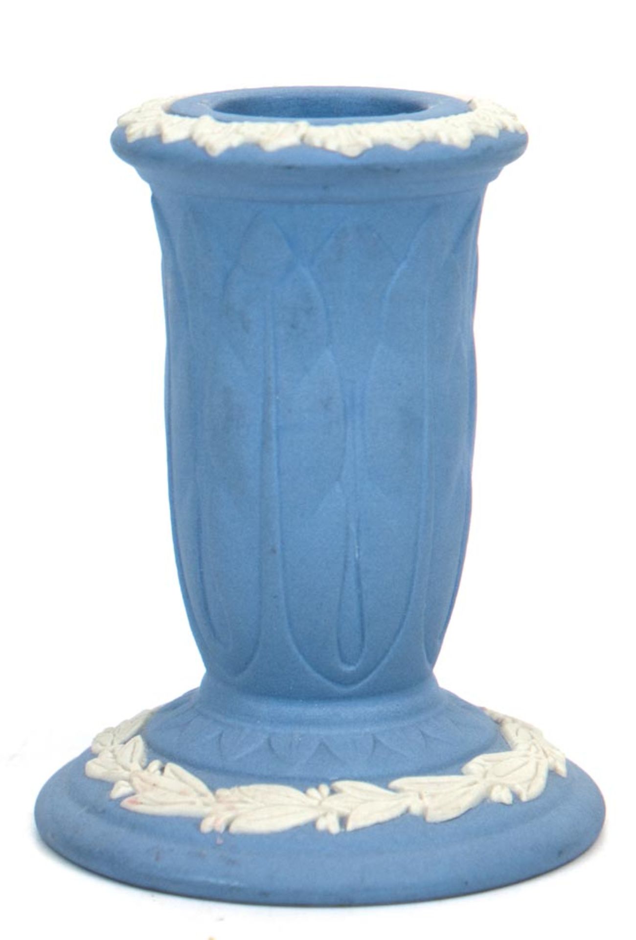Wedgwood-Kerzenleuchter, 20. Jh., blau mit Blattrelief und weißem Relieffries, H. 8,5 cm