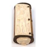 Barock-Etui, Holz mit Beindeckel , im Querschnitt oval, Scharnierdeckel mit figürlichem Relief, Dar
