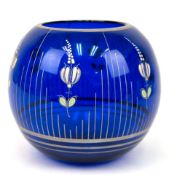 Art-Deco-Kugelvase, blaues Glas mit floraler Emailmalerei und Liniendekor, H. 14 cm