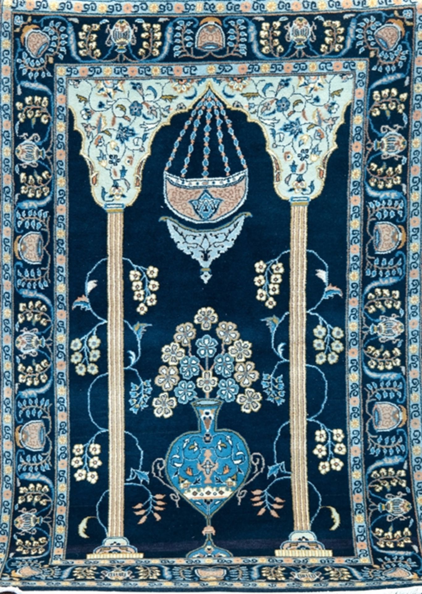 Keschan, Persien, blaugrundig mit Vasenmuster und Gebetsgiebel, Kanten belaufen, 2 Florfehlstellen,