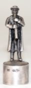 Flaschenabdecker, 84 Zol. Silber, figürlich "Rabbiner mit Instrument", H. 6 cm