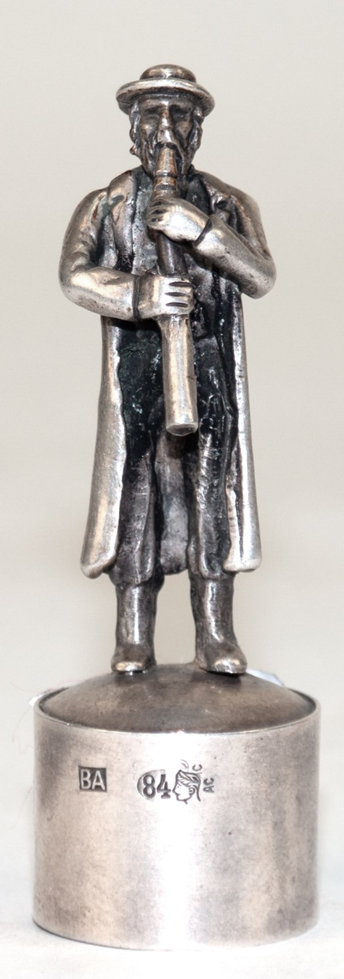 Flaschenabdecker, 84 Zol. Silber, figürlich "Rabbiner mit Instrument", H. 6 cm