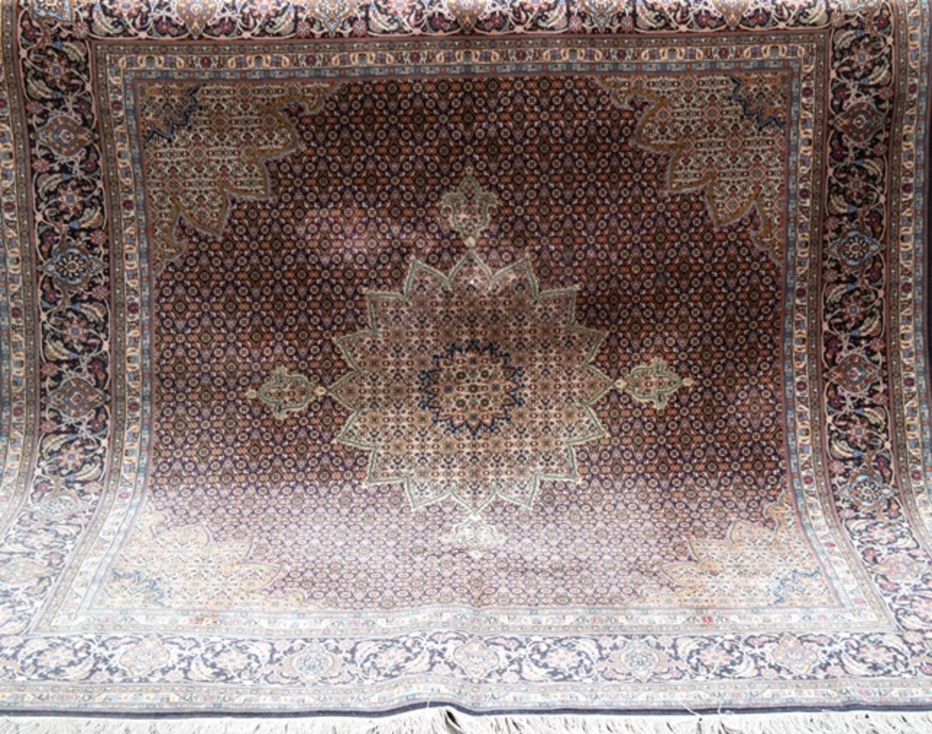 Täbris, Persien, feine Qualität, feine Musterung mit Zentralmotiv, Rand blaugrundig, 207x203 cm