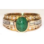 Ring, 750er GG/WG, ausgefasst mit 1ovalen Smaragd-Cabochon von ca. 1,62 ct., 16 Brillanten von zus.