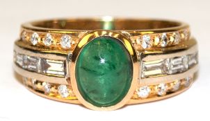 Ring, 750er GG/WG, ausgefasst mit 1ovalen Smaragd-Cabochon von ca. 1,62 ct., 16 Brillanten von zus.