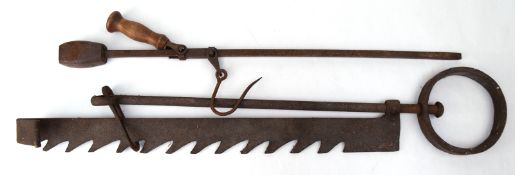Feuersäge (Kesselhaken), Schmiedeeisen, L. 77 cm bis 108 cm und Balkenhandwaage, Eisen mit Holzgrif