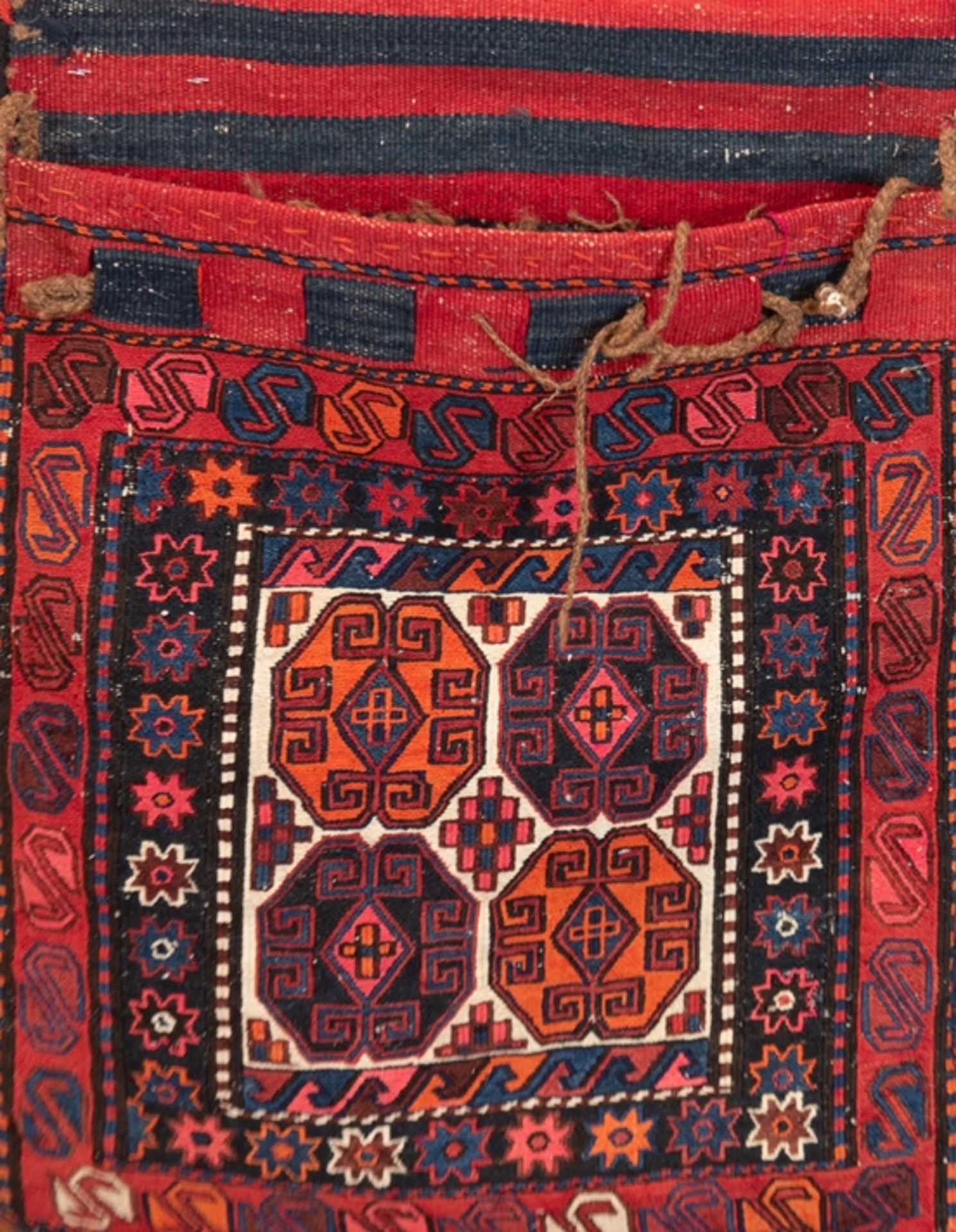 Tasche Shasavan, Sumaktechnik, rotgrundig, Schauseite symmetrisch gemustert, Rand ausgefranst, 54x7