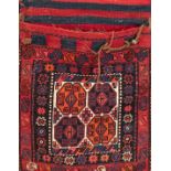 Tasche Shasavan, Sumaktechnik, rotgrundig, Schauseite symmetrisch gemustert, Rand ausgefranst, 54x7