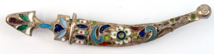 Brosche in Form eines Krummdolches in Scheide, Rußland, 84 Zol. Silber, polychrom ornamental emaill