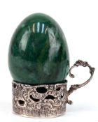 Malachit-Ei auf Sterling-Silberständer, Ei bestoßen, H. 5 cm, durchbrochen gearbeitete Halterung mi