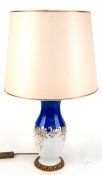 Tischlampe, 1-flammig, Rosenthal-Porzellanfuß, blau/weiß mit goldenem Floraldekor, H. mit Fassung 4