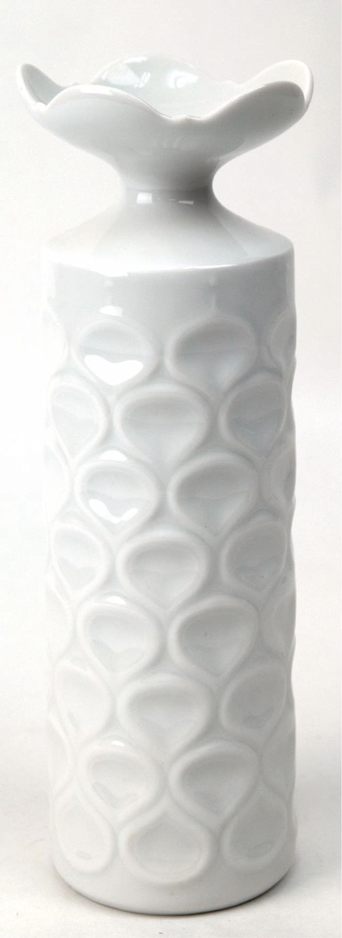 Meissen-Vase, weiß, Entwurf Ludwig Zepner um 1970, Schuppendekor mit gewelltem Rand, 1. Wahl, H. 23