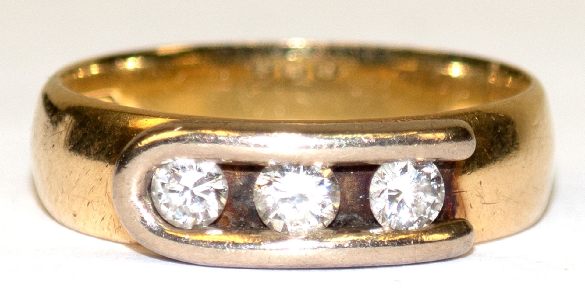 Ring, 585er GG, in Reihe besetzt mit 3 Brillanten von zus. ca. 0,27 ct., ges. 5 g, RG 57