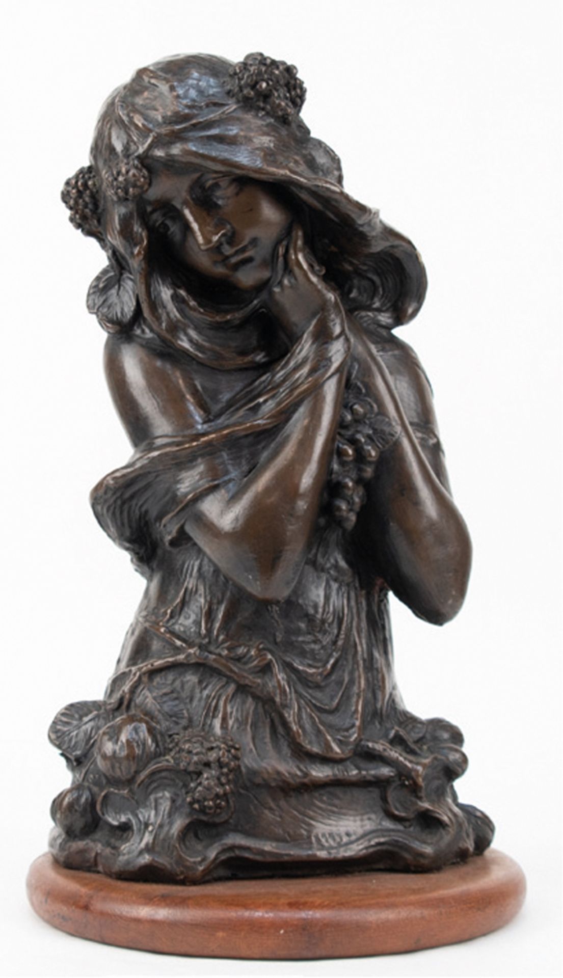 Büste "Junge Frau mit Trauben", im Jugendstil, Gips bronziert, auf Holzplinthe, Ges.-H. 42 cm