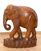Figur "Elefant", um 1970, nußbaumfarbenes Holz geschnitzt, Gebrauchspuren, 51x45x25 cm