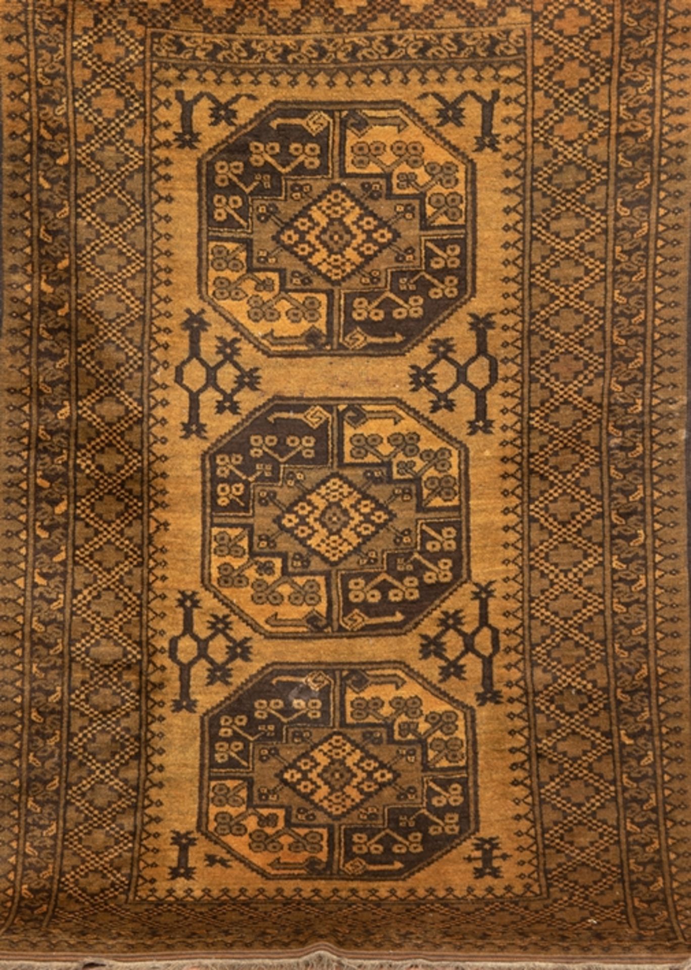 Alter Goldafghane, Ersari, mit Elefantenfuß, goldbraungrundig, mittig symmetrisch gemustert, 174x11