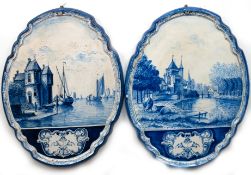 Paar große Fayence-Platten, Holland, oval, mit Landschaftsdarstellungen in Blaumalerei, im unteren 