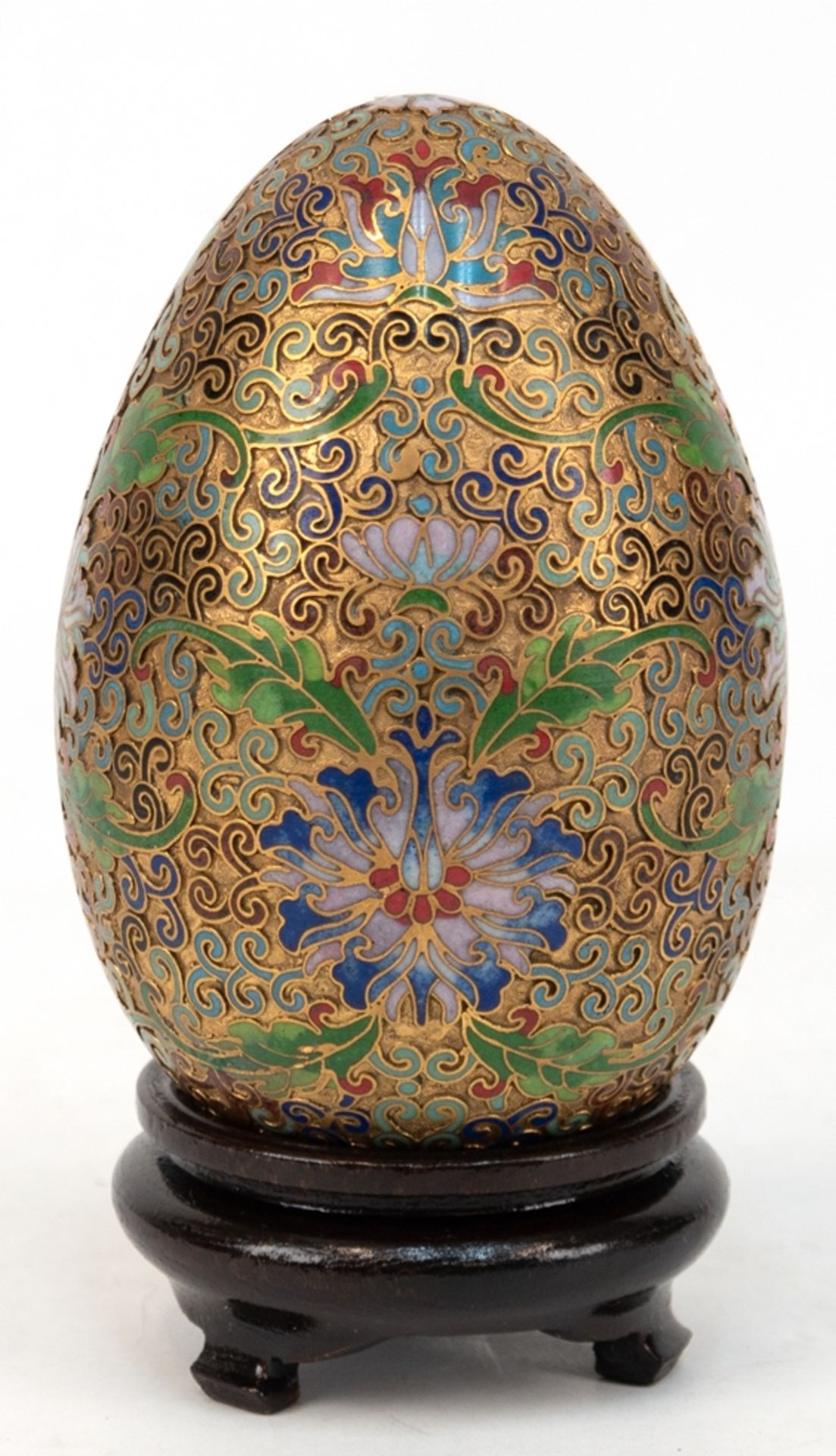 Cloisonné-Ei, China 20. Jh., polychrom emailliert, H. 12 cm auf Holzständer Ges.-H. 14,5 cm