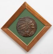 Rundes Relief "Profilbildnis eines Indianers", Bronze, braun patiniert, Restsignatur u.l., Dm. 22,5