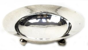 Schale, rund, 925er Silber, auf 3 Kugelfüßen, leichter Hammerschlagdekor, 150 g, H. 3,5 cm, Dm. 13,