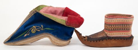 2 diverse Schuhe, dabei traditioneller chinesischer Damenschuh L. 13 cm,  und kleiner Mokassin (def