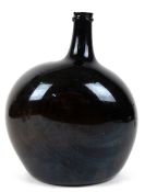 Flasche, dunkelbraunes Waldglas, stark gebauchter, abgeflachter Korpus mit Abriss, H. 25,5 cm