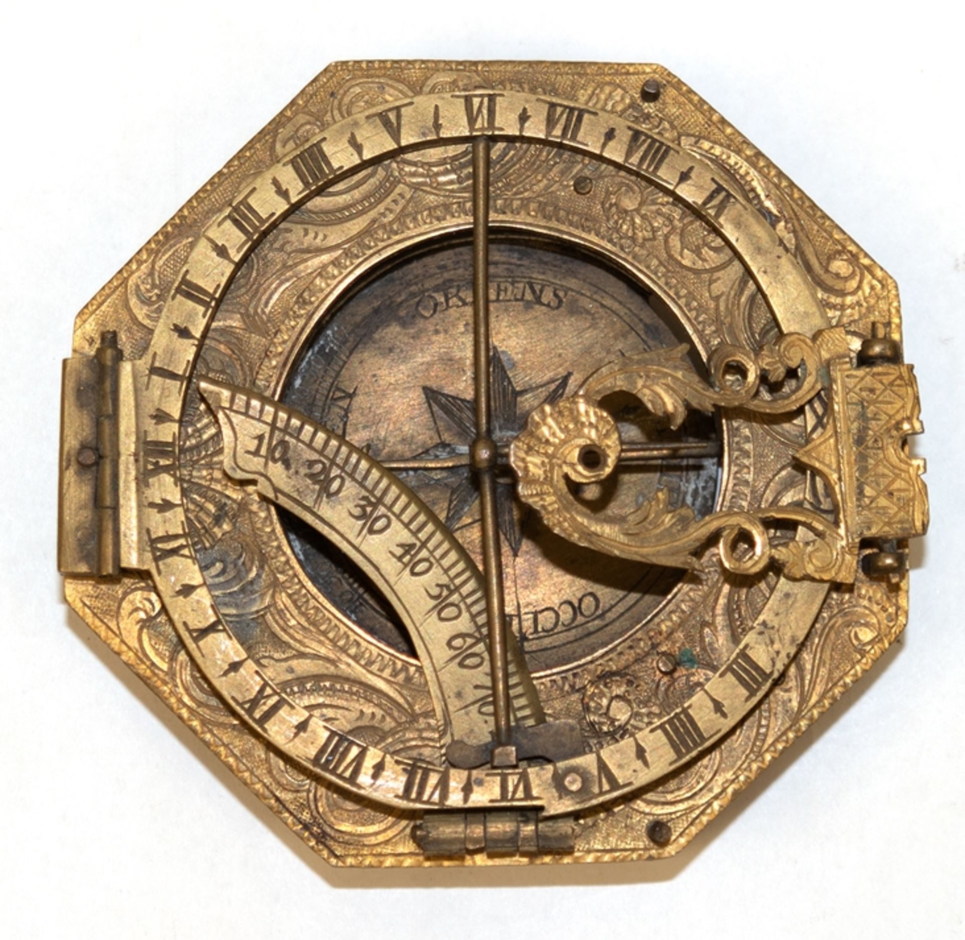 Barock-Taschensonnenuhr, klappbar, Messing, achteckig, fein ziseliert, mittig Kompass (Nadel festst - Image 2 of 2