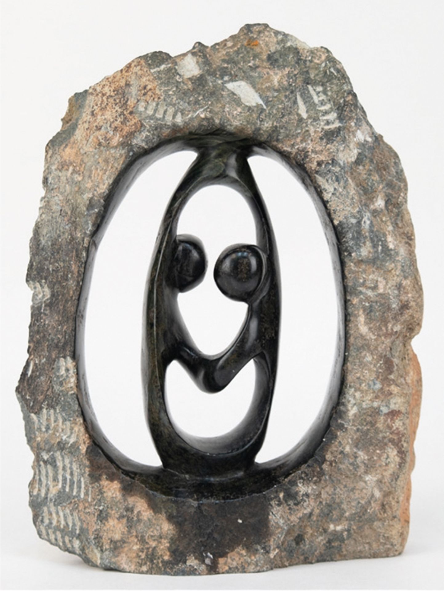 Steinskulptur "Tanzendes Paar im Rahmen", Naturstein mit schwarzem Einschluß,  durchbrochen gearbei