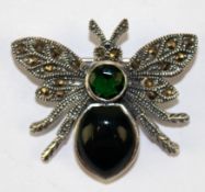Brosche in Form eines fliegenden Insektes, Silber, Onyx, grüner Quarz und Markasiten, Maße ca. 2,7 