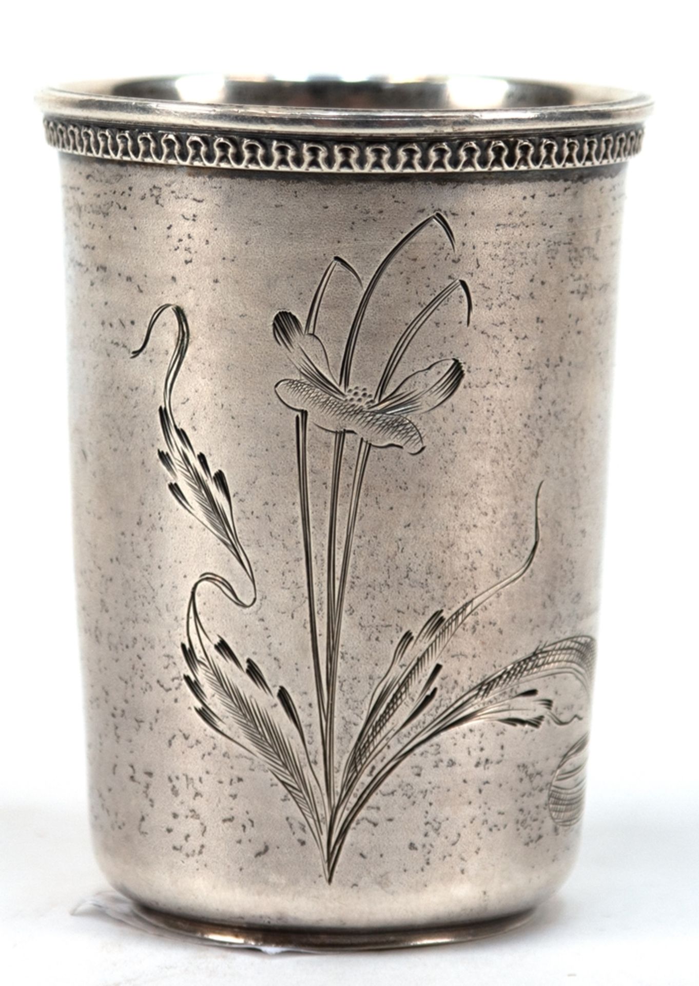 Wodkabecher, Rußland, 84 Zolot. Silber, mit Reliefrand, mit ziseliertem Blumendekor, 46,4 g, H. 6,2