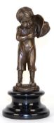 Bronze-Figur "Junge zündet sich im Schutz seines Hutes eine Zigarette an", Nachguß, braun patiniert