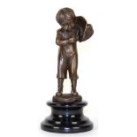 Bronze-Figur "Junge zündet sich im Schutz seines Hutes eine Zigarette an", Nachguß, braun patiniert