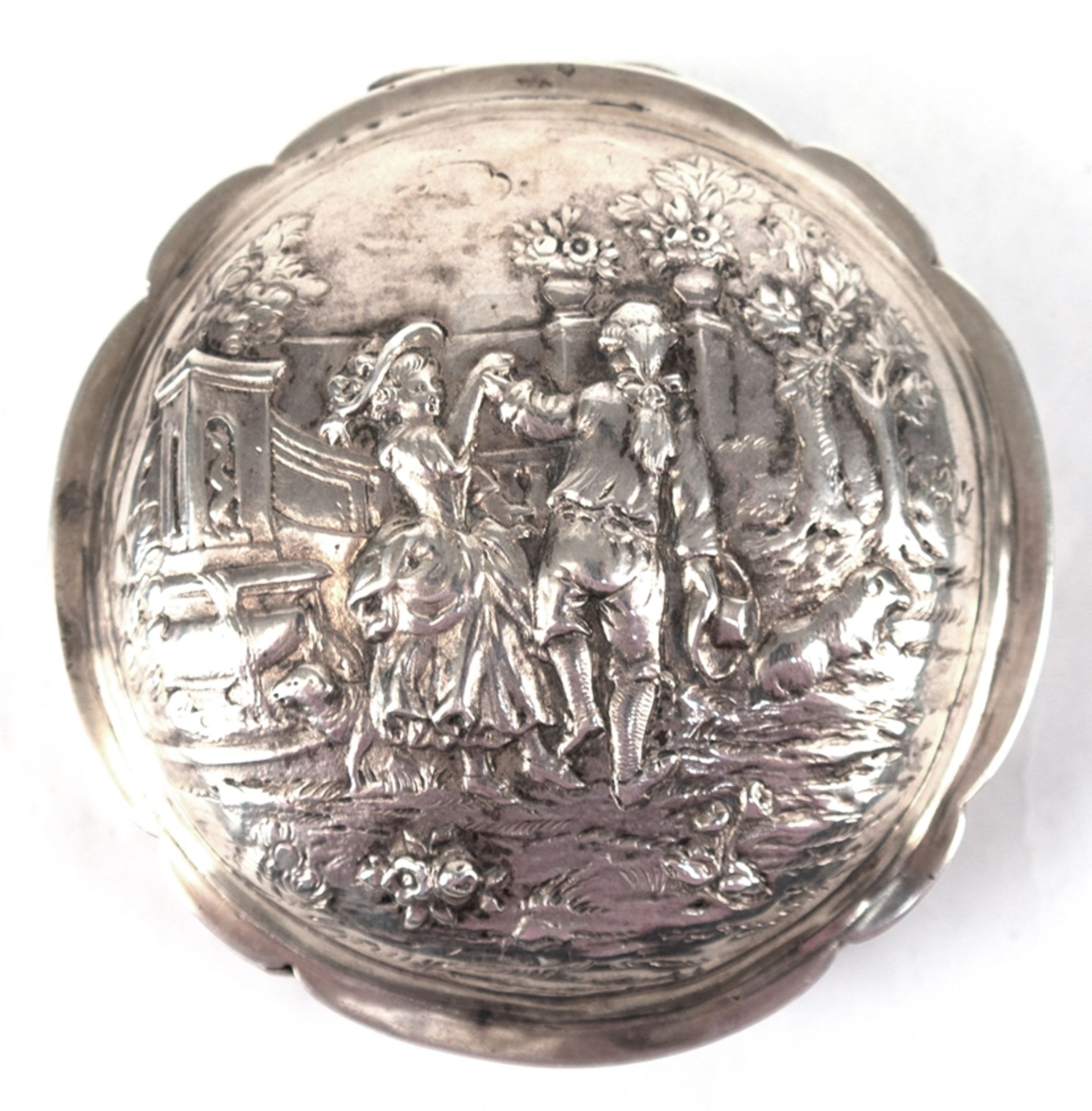 Tabakdose, 800er Silber, Deutschl., runde Form, Deckel mit figürlicher Szene, reliefierter Rand, H.
