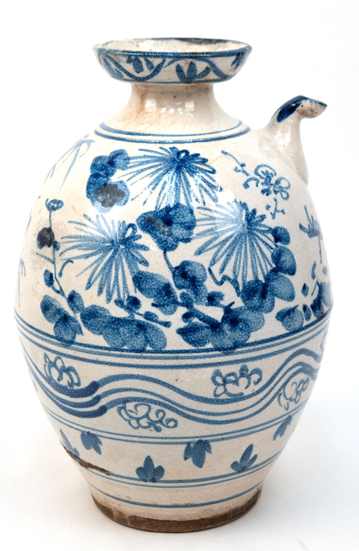 Weinkanne, Korea 19. Jh., Steinzeug, mit floraler Blaumalerei, H. 35 cm, Dm. 21 cm