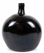 Flasche, dunkelbraunes Waldglas, stark gebauchter, abgeflachter Korpus mit Abriss, H. 25 cm