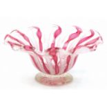 Glasschälchen, farblos mit Abriß, rosafarbener und weißer Band- und Fadendekor, H. 5,5 cm, Dm. 11 c