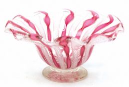Glasschälchen, farblos mit Abriß, rosafarbener und weißer Band- und Fadendekor, H. 5,5 cm, Dm. 11 c