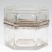 Glasdose mit versilberter Montierung, 6-kantig, Scharnierdeckel, 8x9x7,5 cm