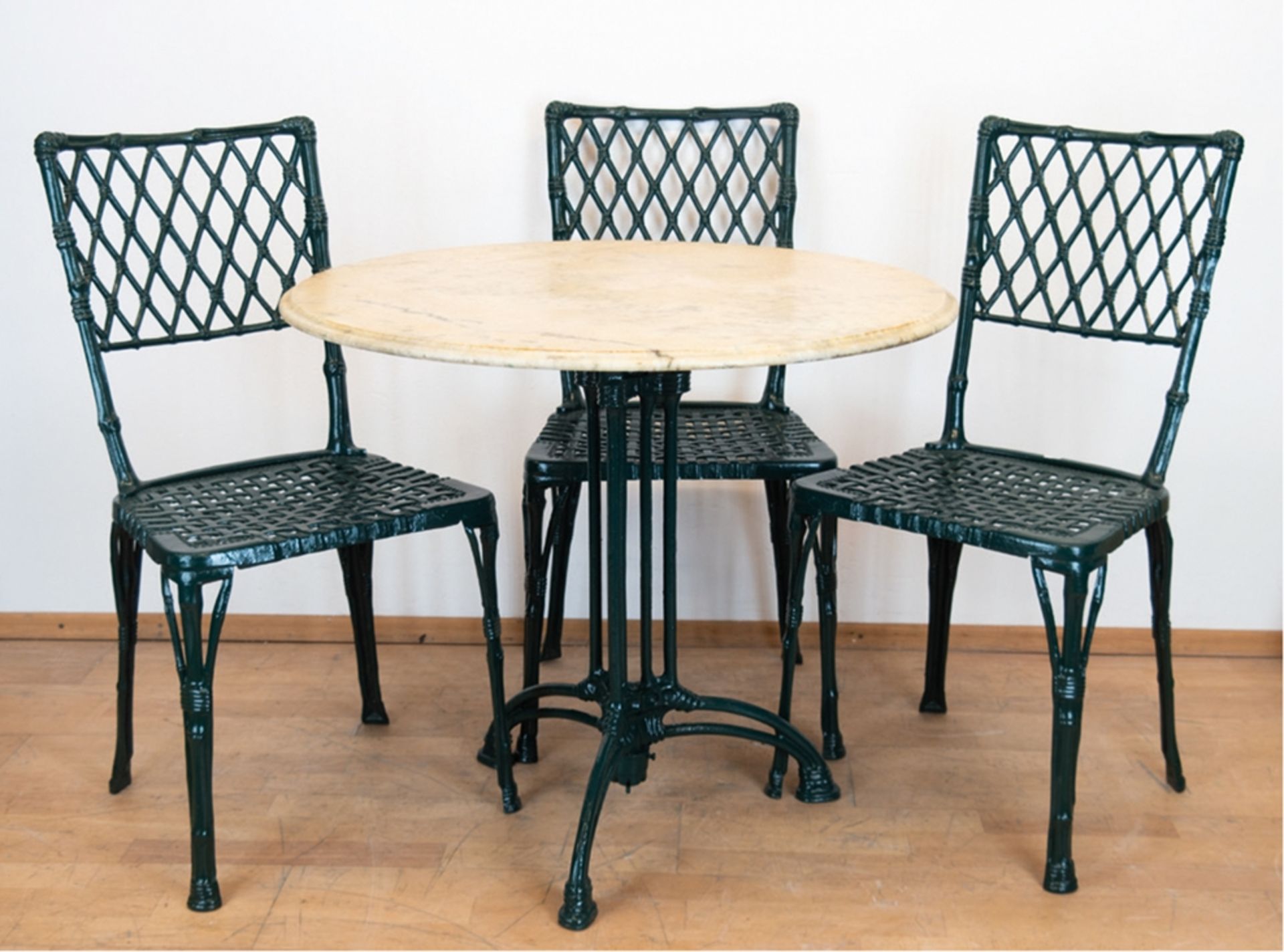 Gartentisch mit 3 Stühlen, runder Tisch mit Marmorplatte, Stühle Aluminium, grün gefasst, Sitze in