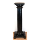 Art-Deco-Säule, 1920er Jahre, ebonisiertes Holz, runde, kannelierte Säule mit quadratischem Fuß und