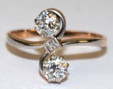 Ring, 585er GG/WG, besetzt mit 2 Brillanten von zus. ca. 0,50 ct. und 1 Diamanten, zus. 2,74 g, RG 