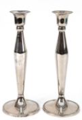 Paar Kerzenleuchter, versilbert, mit Perlrändern, H. 22 cm